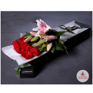 Rosas y lirios en cajas