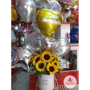 Girasoles radiantes con globos con helio